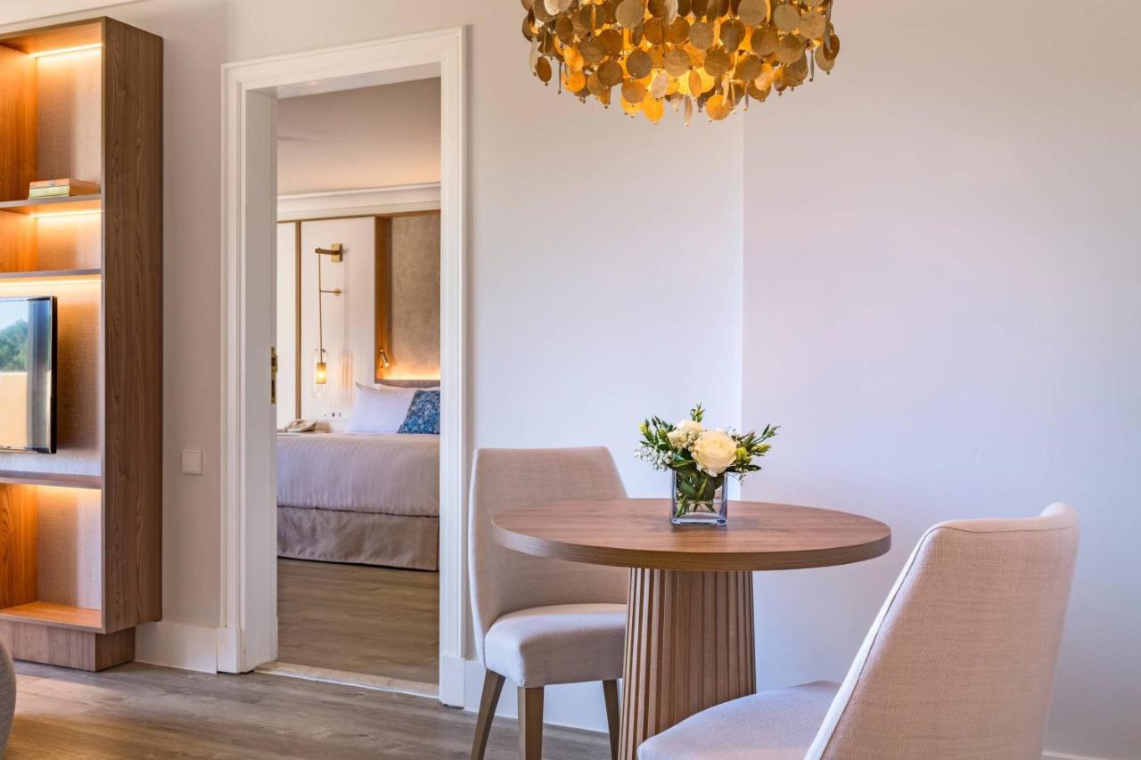 Suite met Kingsize Bed, Slaapbank, Balkon en Uitzicht op het Resort